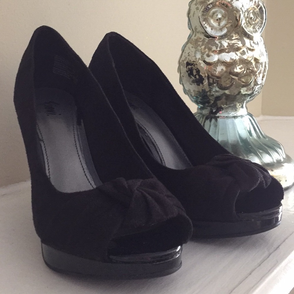 Fioni Black Peep Toe Heels
